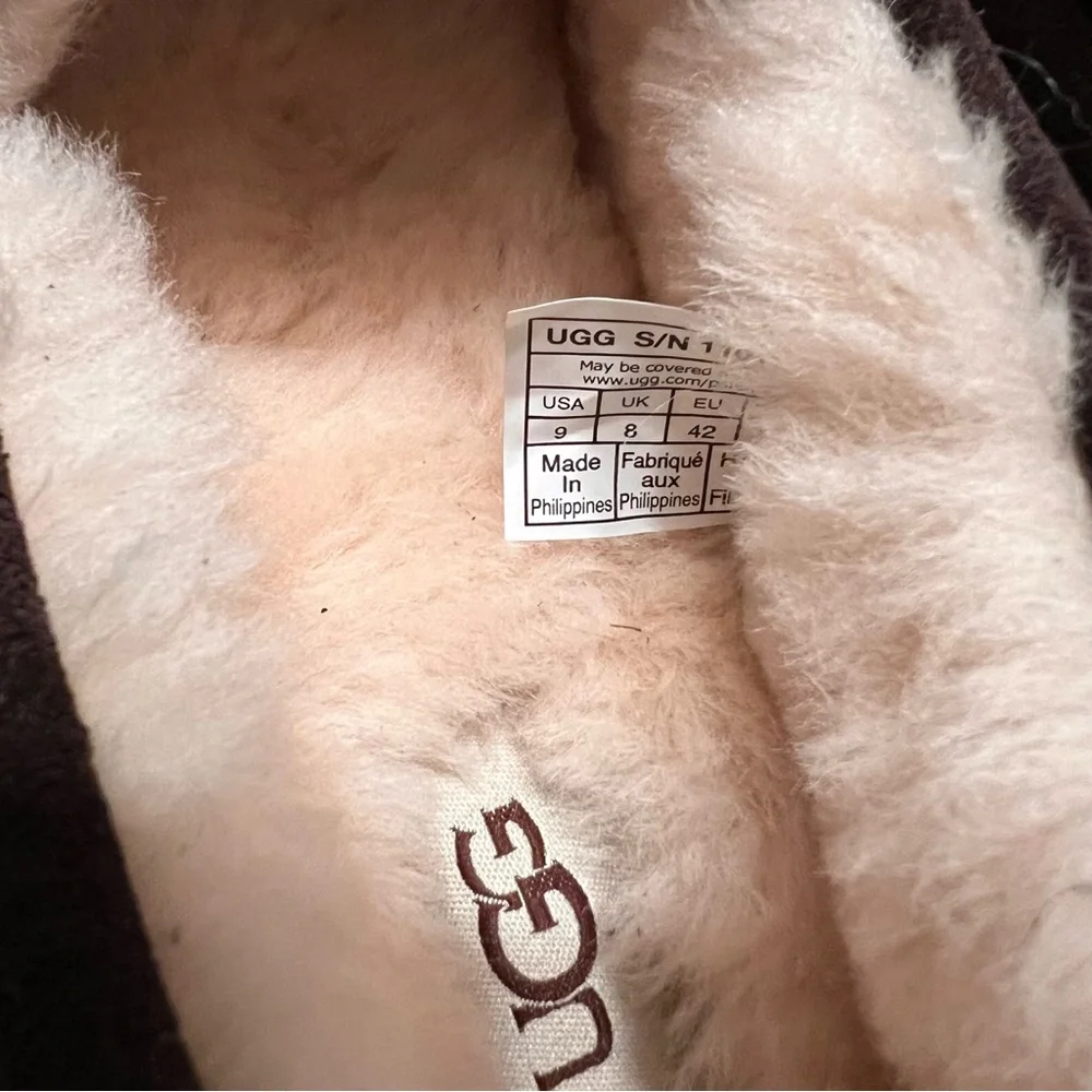 UGG Men’s Slipper - Picture 2 of 3